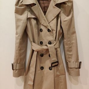 Closet staple! Zara puff shoulder khaki trench coat
